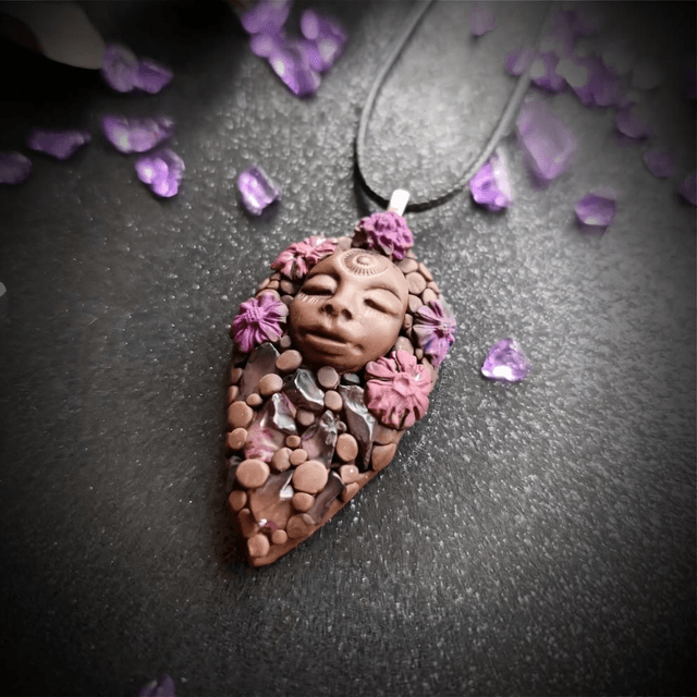 Collier Sacré Vénusienne – Déesse Fleur Améthyste – Bijou Médecine Féminin Sacré
