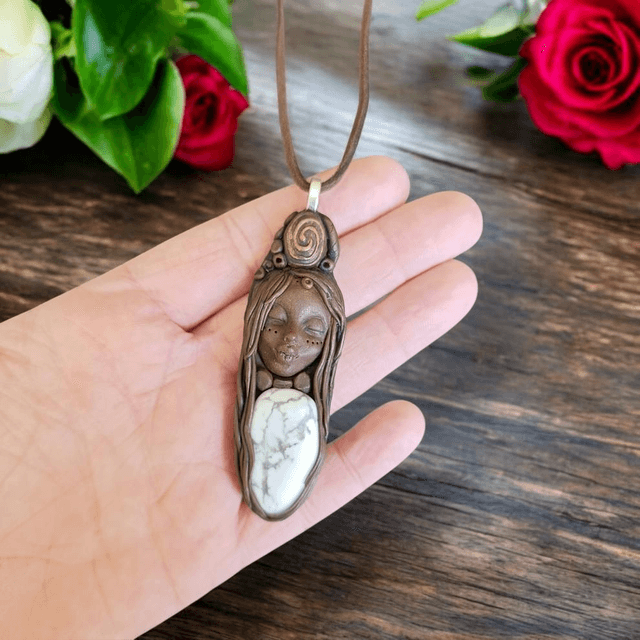 Collier Sacré Vénusienne – Gardienne des Émotions Howlite – Bijou Médecine Énergétique
