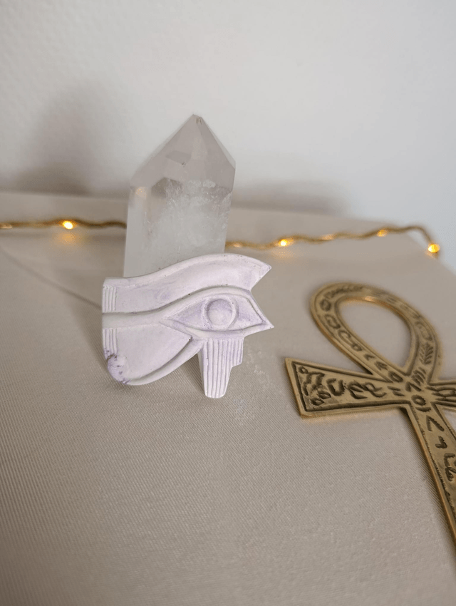Amulette Oeil d'Horus ( Oudjat ) violet pastel