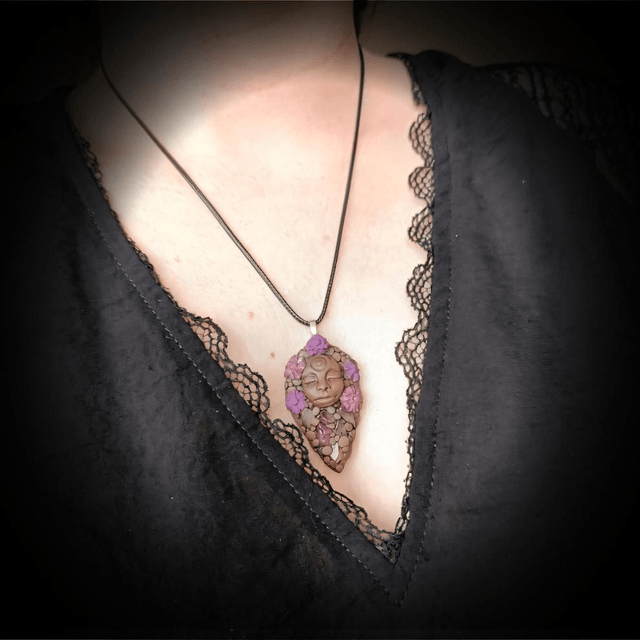 Collier Sacré Vénusienne – Déesse Fleur Améthyste – Bijou Médecine Féminin Sacré