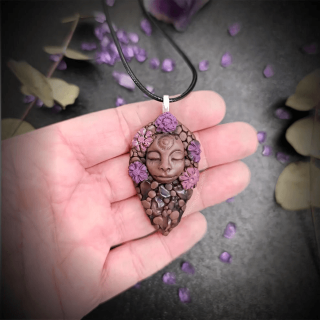 Collier Sacré Vénusienne – Déesse Fleur Améthyste – Bijou Médecine Féminin Sacré
