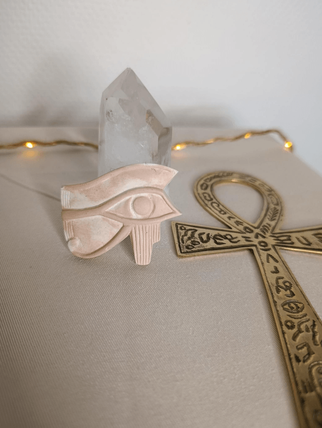 Amulette Oeil d'Horus (Oudjat) blanc/saumon