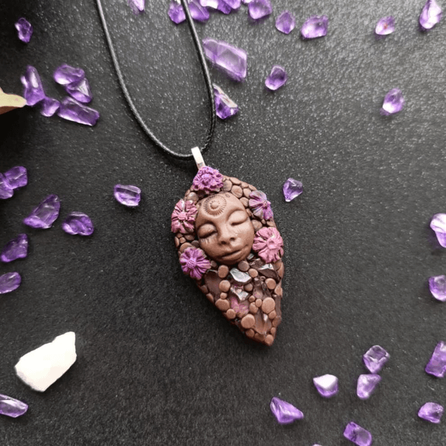 Collier Sacré Vénusienne – Déesse Fleur Améthyste – Bijou Médecine Féminin Sacré