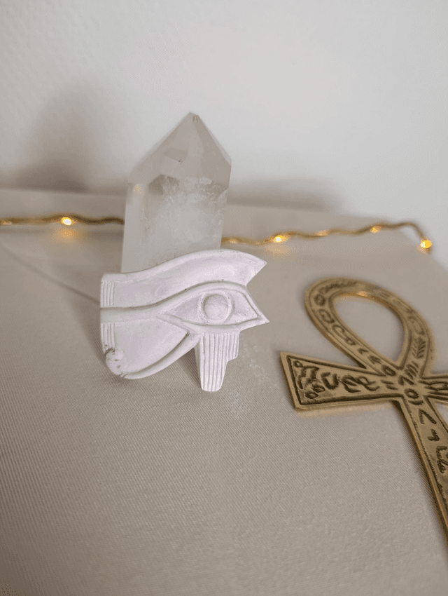 Amulette Oeil d&#039;Horus ( Oudjat ) violet pastel